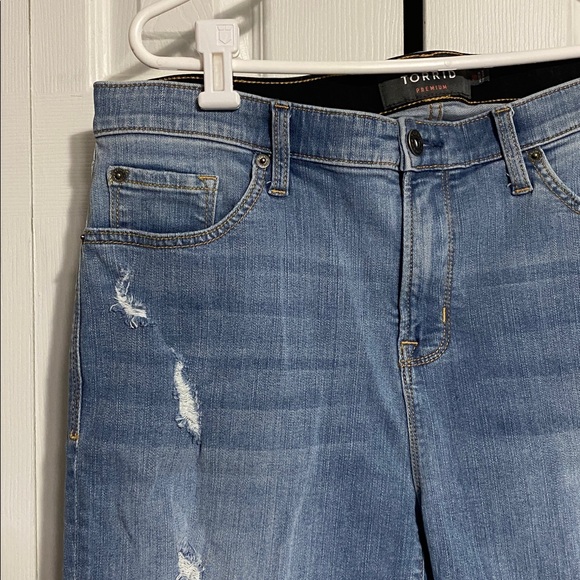 TORRID PREMIUM sky high skinny distressed denim stretch Jean shorts size 16 - Picture 2 of 11